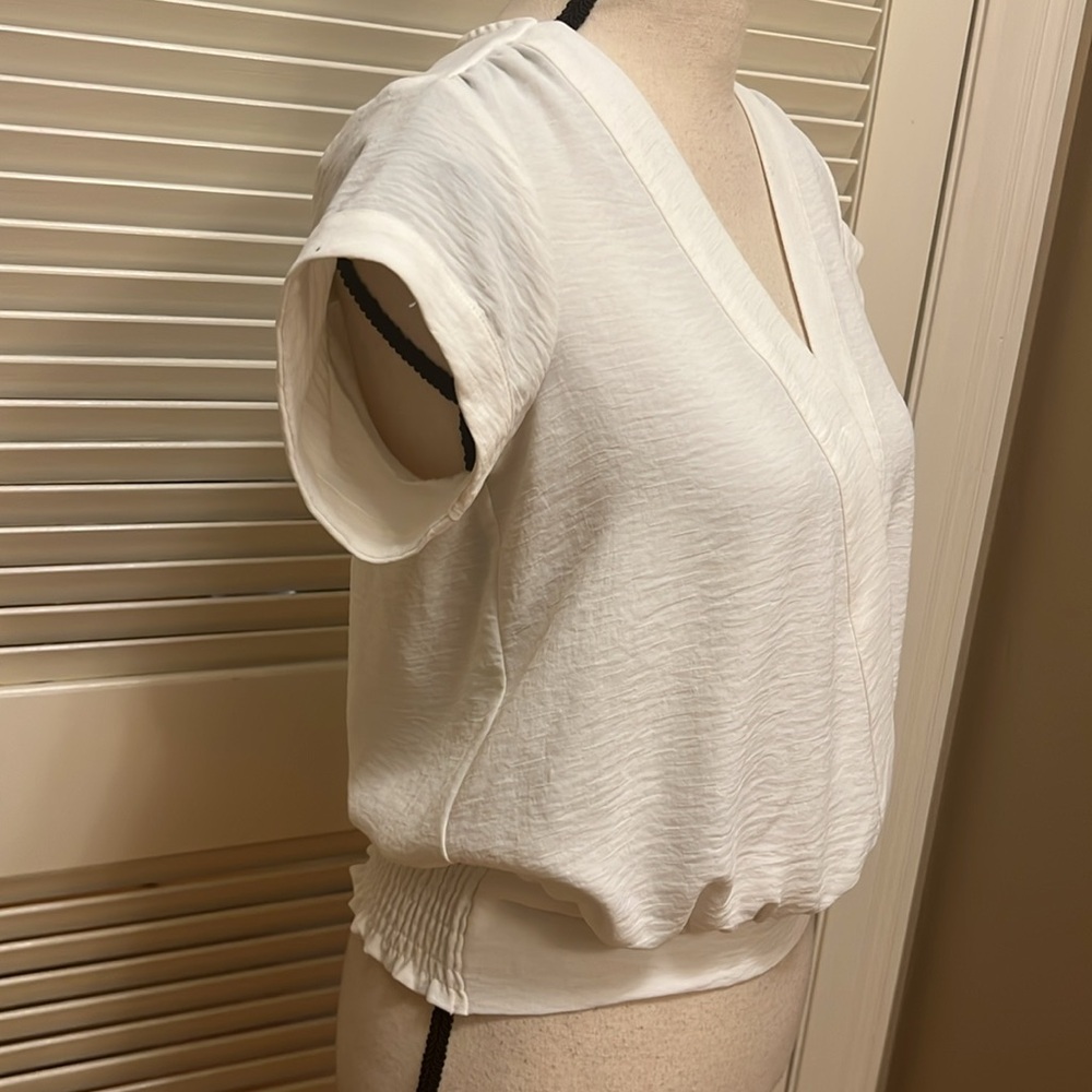 Nine West V Neck Surplice Blouse in White, Size XSmall, EUC - Picture 8 of 17